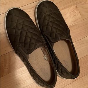 Army green shoes size 7